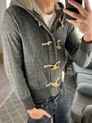 Cardigan med Pälsfodrad luva - Varm, skön och väldigt snygg! Mått: A:47 B:48 C:40 D:60 (cm) Skriv vid fundering 😊🙌