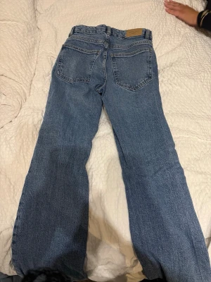  raka blå jeans - Klassiska blå jeans från Levi's med rak passform och fem fickor. Jeansen har hög midja och är tillverkade i slitstark denim. Perfekta för en avslappnad och tidlös stil. Snygga att matcha med sneakers eller boots.