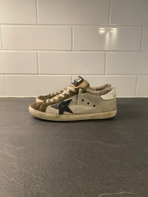 Golden Goose superstar sneakers - Hej! Nu säljer jag dessa as feta och rare Golden Goose som är handgjorda i Italien 🇮🇹                            Storlek: 43 | Skick:7/10,liten defekt vid sulan men inget märkvärdigt | Nypris=6000 | Vårat pris=799| 100% autentiska som ni ser på bilderna                                  Mvh Deluxe Fa$hion