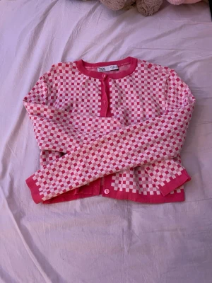 Rosa och vit rutig kofta från Zara - Säljer en söt kofta från Zara i storlek S. Koftan är använd 2 gånger och i gott skick. 