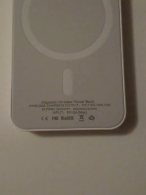 Magnetisk trådlös powerbank 5000mAh - Snygg magnetisk trådlös powerbank i vitt med rund design och tydlig laddningsindikator. Kapacitet på 5000mAh och stöd för trådlös laddning med 5W, 7.5W, 10W och 15W. Perfekt för dig som vill ladda mobilen smidigt utan sladdar.