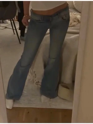 Ljusblåa lowwaist jeans  -  Snygga ljusblå jeans med bootcut och extra utsvängda ben. Klassisk femficksmodell med dragkedja och knapp framtill. Jag har sytt om jeansen från skinny till bootcut, bild finns! Det finns även lite defekter på baksidan av jeansen