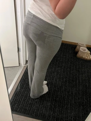 Gina Tricot yoga byxor  - Säljer dessa byxor då de inte kommer till användning. Den har en stjärna på baksidan. De är uppsydda då de var för långa för mig då jag är 155 cm lång. 