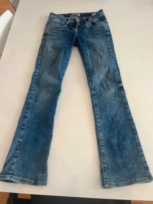 Ltb jeans  - Säljer mina blå ltb jeans då dom inte används längre, märket ltb i bak är lite utsuddat eller vad man ska säga. Men dom är fortfarande i super bra skick! Storleken är W27 L34. Hör av er om ni har några funderingar! ❤️