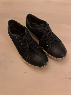 Lanvin Cap Toe - ja! Säljer dessa mörkblå Lanvin Cap Toes | Storlek: 43 | Skick: Hysat slitna, men som nya med en tvätt | Kom PM ang frågor eller intresse 📲 