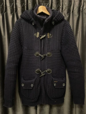 Jacka/cardigan - Duffle jacka - navy - skick 8/10, fint skick förutom att en knapp saknas och lädret är lätt slitet - sjukt snygg, skön och varm jacka/cardigan, perfekt till hösten - hör av er vid frågor🙌