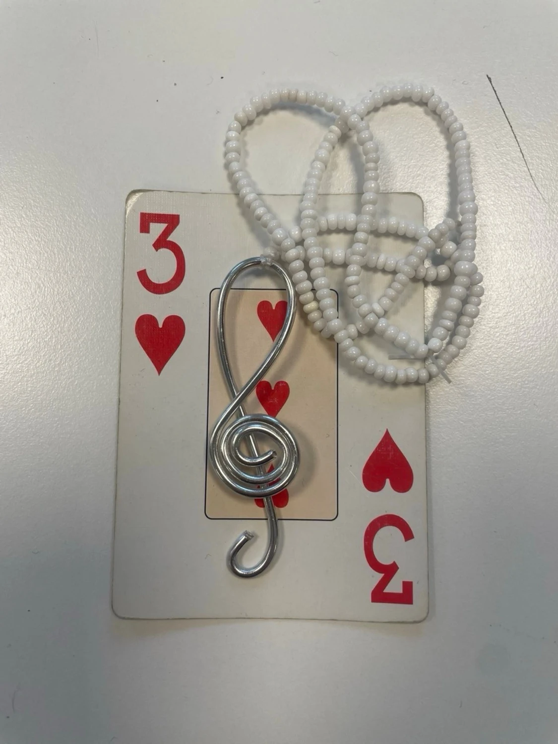 Halsband med silverfärgad G-klav