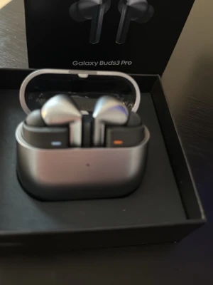 Galaxy Buds3 Pro trådlösa hörlurar - Snygga Galaxy Buds3 Pro från Samsung fått för 2 dagar sen helt nya bara öppnad boxen// finns bekräftelse mail från tele 2 även. 