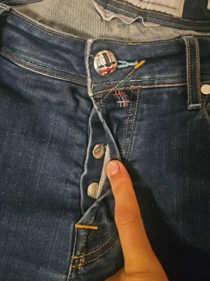 Mörkblå jeans från Jacob Cohën - Snygga mörkblåa jeans från Jacob cohën, Använt fåtal gånger och dom är tvättade 2 gånger.   Skick: 9/10 PRIS KAN DISKUTERAS