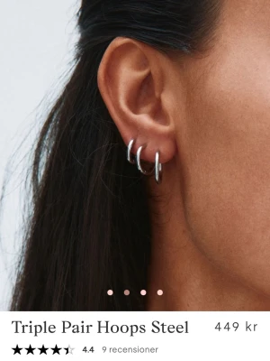 Edblad hoops silver - (Från hemsidan) • Small 11 mm, Medium 13 mm, Large 16 mm • Blankt rostfritt stål • Nickelsäkert Vattentålig.Triple pair är hoops i tre olika storlekar. Du köper ett trepack släta enkla hoops som är fina att stayla med om du har fler hål i öronen. Jag köpte 25/11-2025 och har använt från och till, mkt bra skick, inga liksom repor eller slitage vad jag märker, kan skicka mer bilder om det önskas. Skickas i Edblad ask. 💕
