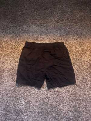 Svarta shorts från H&M - Svarta shorts från H&M i storlek och säljs för 100kr!