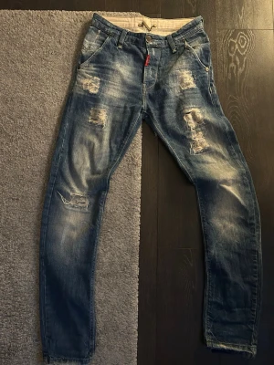 Jeans - Feta jeans som jag vill bli av med fraktar samma dag och den är i fint skick!!!
