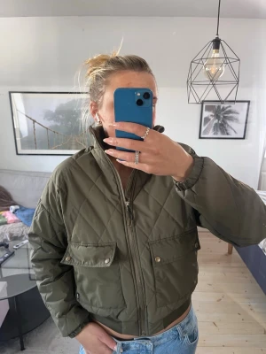 Bomberjacka - Militärgrön bomberjacka från Crw!