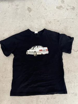 Svart T-shirt  - Säljer en snygg tröja. Storlek M och trycket är ganska slitet därav det billiga priset. Det är storlek M men hade absolut kunnat passa S också. Inga skador osv. Du kan köpa båda för 300kr( kolla i min profil). Obs det är inte palace.