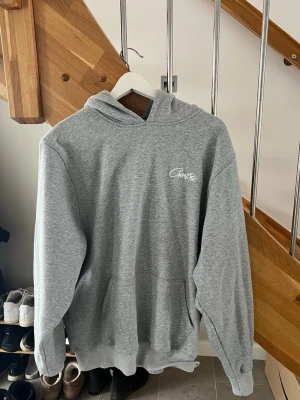 Corteiz hoodie - Säljer denna gråa cortiez hoodie. Materialet är tjockt och den sitter boxy. Den är i storlek L och har inga skador eller fläckar.