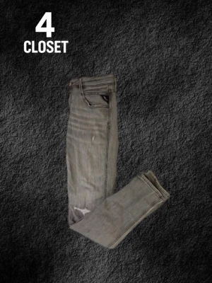 Grå Replay anbass jeans W30 L32 - Snygga grå jeans från Replay i modellen ”anbass” med sköna slitningar. Jeansen är i storlek W30/L32. Priset är diskuterbart, kontakta mig för alla frågor och funderingar! ✅🤝