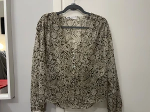 Blus - Grön blus, nästan aldrig använd!