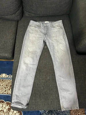 Jack & Jones grå jeans  - Säljer mina gråa jeans från Jack & Jones då de blivit för små. Använda men i fint skick. Finns en liten blå fläck inne i ena fickan men den syns inte vid användning. 
