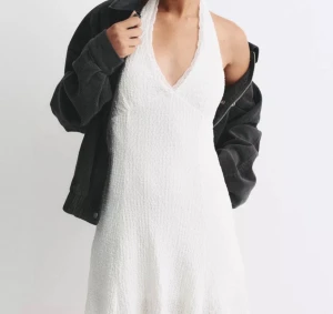 Studentklänning  - Vit klänning från Pull & Bear, perfekt till studenten. Jag beställde klänningen men den passade inte, så den har lappen kvar och är helt oanvänd. Helt slutsåld på hemsidan. Hör av dig vid frågor💗