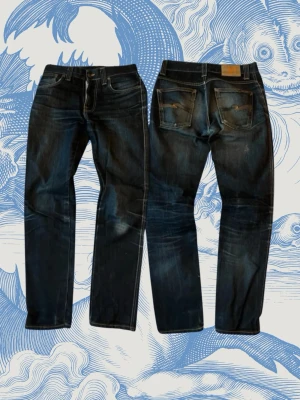 Nudie Jeans - Säljer nu dessa sjukt snygga jeansen från Nudie. Modellen är Slim Jim, deffekt syns på bild 2. De är även sydda vid benslutet för att få en mer slimmad benslut (bild 3). Längd: 101, midja 37, fotvidd: 16. Modellen är 175, 59kg. Skriv vid frågor. 