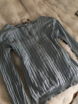 Polo tröja/cardigan ljusblå - Jag säljer min polo/cardigan tröja, om ni undrar ngt är det bara att skriva till mig!💞