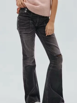 SÖKER!!❣️ - Söker efter en grå jeans som på bilden i storlek 152 om ni har en par ni vill sälja kontakta gärna kan ta 150-200kr 