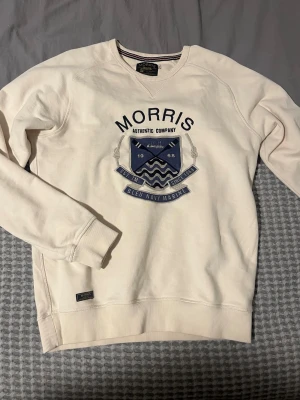 Fet Vit/Beige Morris Tröja - Snygg Vit beige Morris Tröja i storlek M med stort tryxk