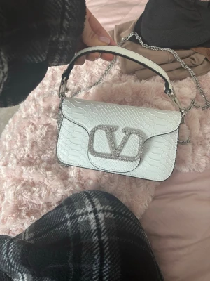 Väska  - Tillkommer i dustbag och med kedja 