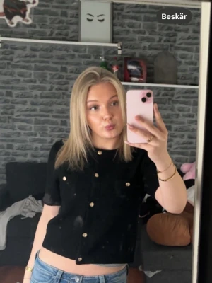 Svart kofta med guldknappar Ginatricot - Säljer min ”old money ” style kofta från Gina då den endast använts 2 gånger. Koftan är i fint skick och knappt använd. Strl S❤️