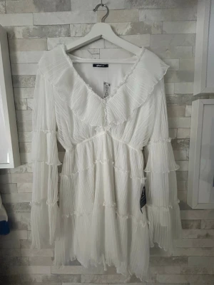 Student klänning, vit, Gina Tricot  - Super söt vit klänning, perfekt till studenten.  Köpte till min egen student men har nu hittat en annan som jag skall ha istället.  Helt oanvänd, med alla lappar kvar.  Nypris: 699 kr  🥰💕