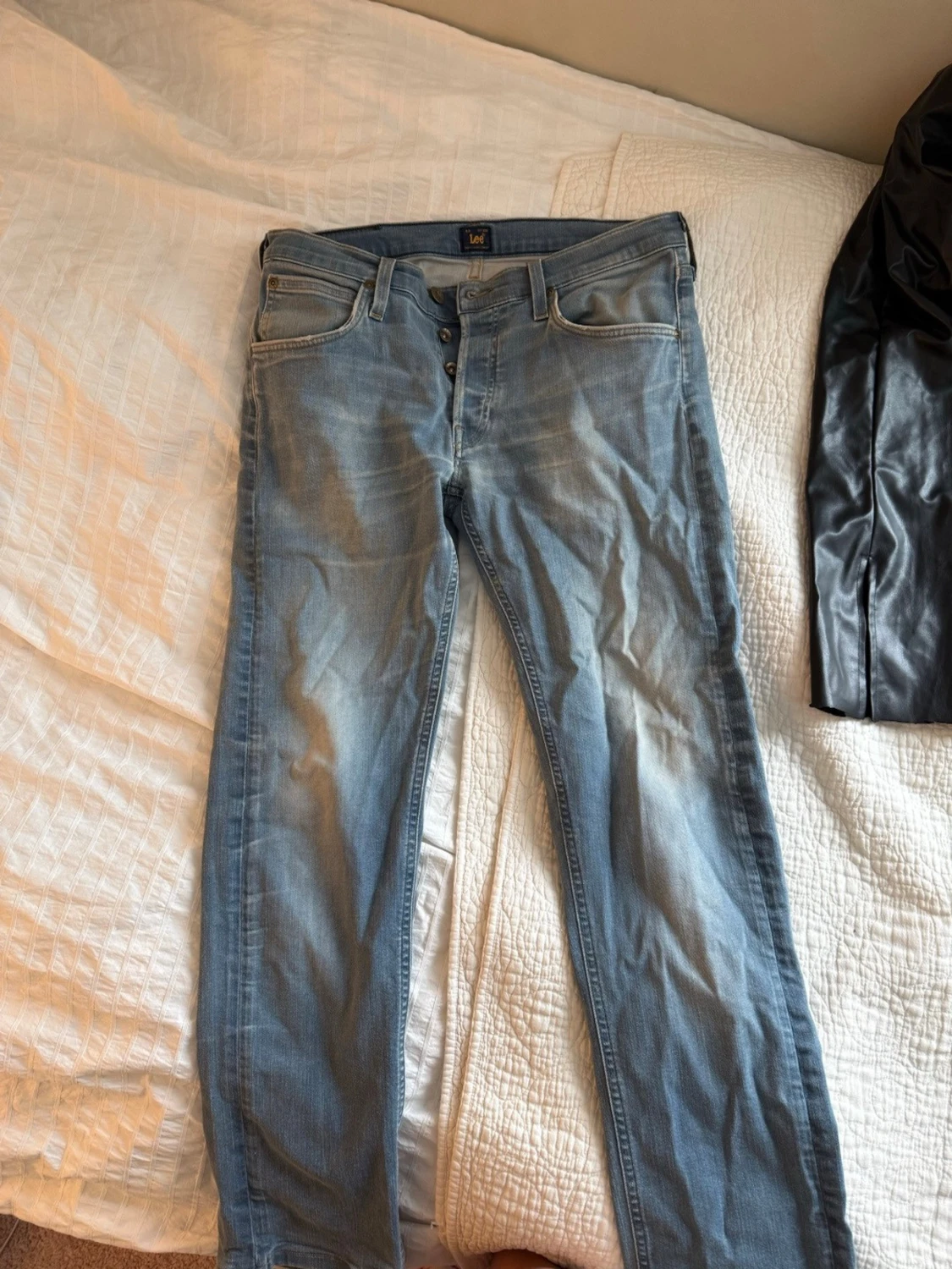 Ljusblå Lee jeans med knappgylf