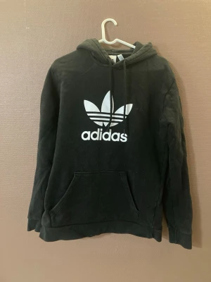 Adidas originals hoodie  - Ikoniska basic modellen utav Adidas originals lite smått oversized och slittålig. 