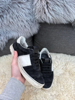 Valentino flycrew skor  - Säljer ett par valentino skor i ganska fint skick. De har tyvär ramlat av några nitar där bak men annars fint skick. Det är storlek 37. Tveka inte att fråga om du har några frågor😀