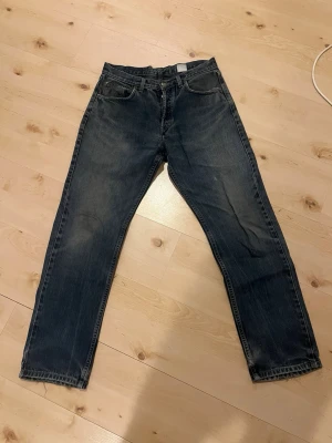 Vintage Levi 501 Jeans - Vintage par Levi 501 jeans.  Kan inte säga storleken som visas på byxorna då det blir vilseledande (pga vintage).  Utgå från denna information:  längd: 182,5  vikt: 77kg  Jag brukar använda levi 32/32.