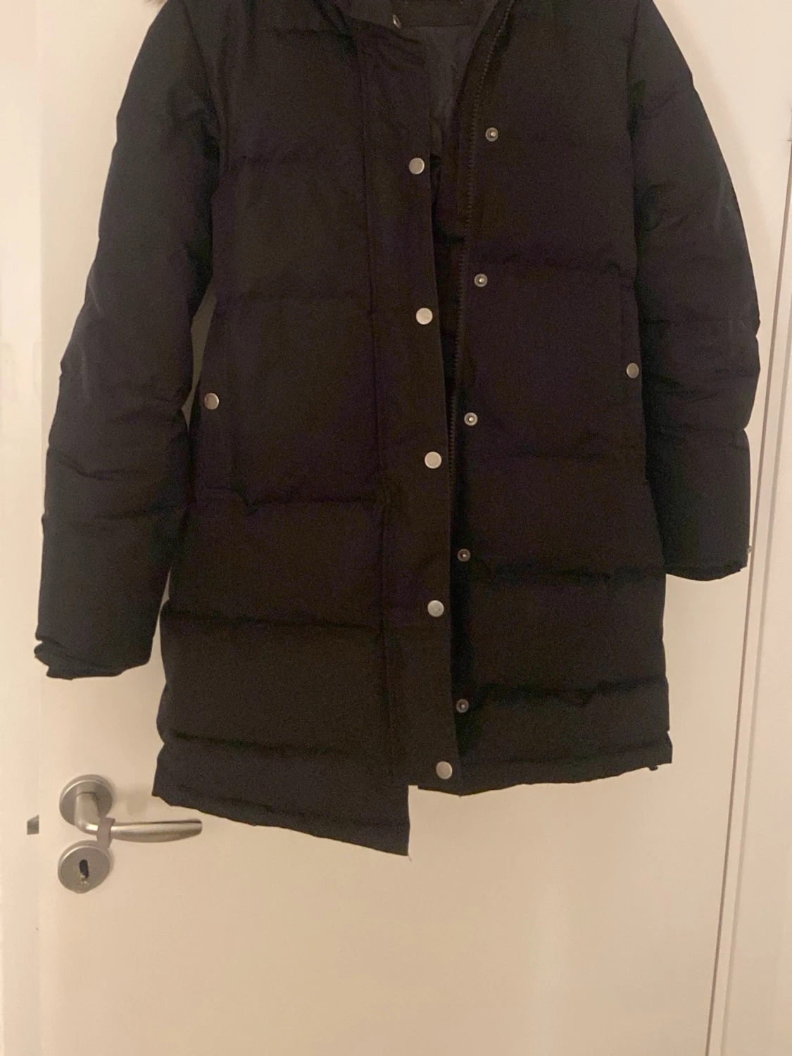 Svart lång dunjacka med päls - 1