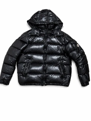 Moncler jacka, storlek S - Moncler Maya jacka storlek S till salu. Väldigt bra skick, använd fåtal gånger. Väldigt snygg och bekväm, rekommenderar starkt. Hör av dig vid intresse/frågor. PRIS KAN DISKUTERAS!