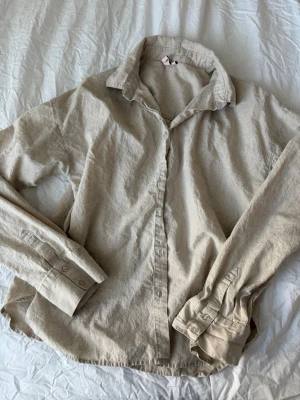 Linne skjorta - Beige linneskjorta från Nelly som passar perfekt till sommaren 🤍 passar också xs/s om man vill ha en oversized look, inga defekter! 
