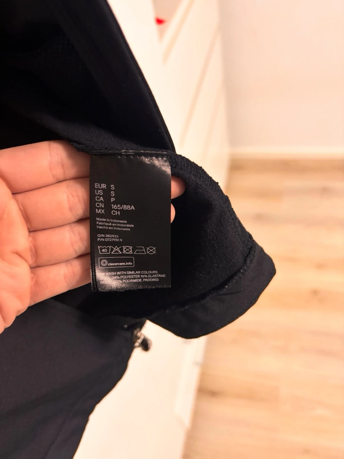 Svart sportig vindjacka med dragkedja - 3