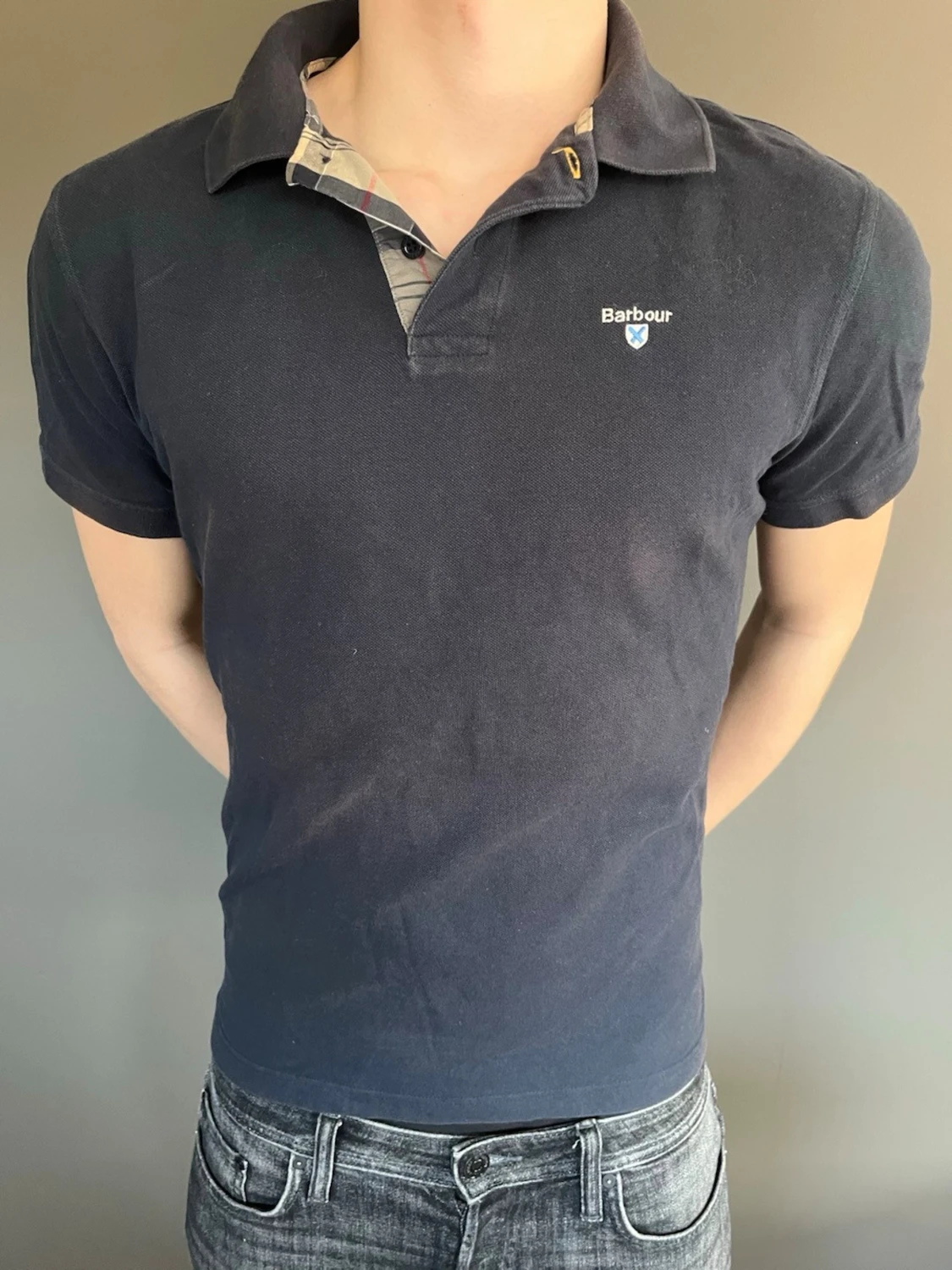 Mörkblå pikétröja från Barbour