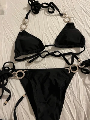 NY! Y2K Mcbling stil Svart bikini med strass - NY! Så himla fin svart bikini set med metall ringar och strass/diamanter. Verkligen y2k mcbling känsla 🖤 💎 