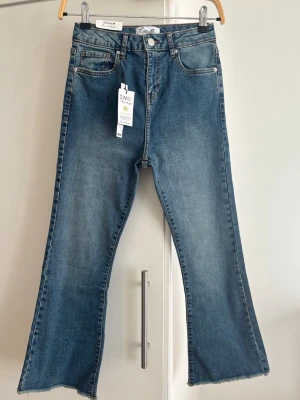 NYA! Jeans  - Oanvända blå jeans, lite utsvängd nedtill. 