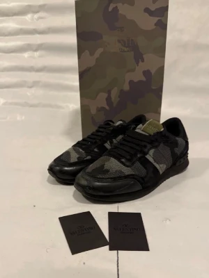 Valentino Rockrunners | 40 - Valentino Rockrunners | storlek 40 | Fina | Snygg modell | Box & Snören & Valentino kort ingår | skriv vid funderingar eller minsta lilla - Priset är ej hugget