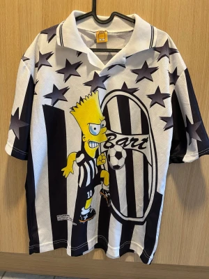 Vintage Bart Simpson Juventus Fotbollströja - Unik vintage Bart Simpson fotbollströja. Juventus-inspirerad i storlek XL. True to size skulle jag säga, och i använt men riktigt bra skick då den är köpt second hand! 