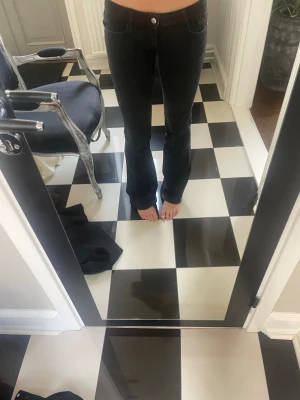 Lågmidjade svarta jeans - Fin passform, använda en gång, lite unika fickor också, 