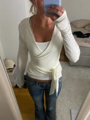 NAKD Ballet Wrap Top - Aldrig använd, med lappen kvar. Populära NAKD ballet wrap top i off-white. Perfekt till vanliga jeans men även till träning💞 i storlek S