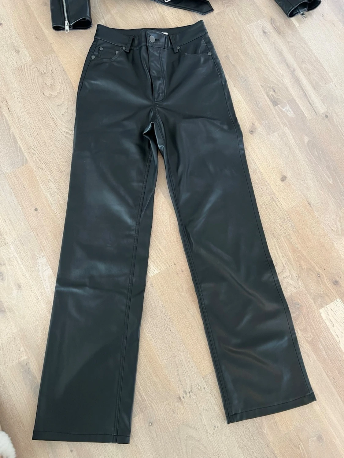 Svart skinnjacka (stl M) med bälte och skinnbyxor (stl 34)från Zara, stl S - 1