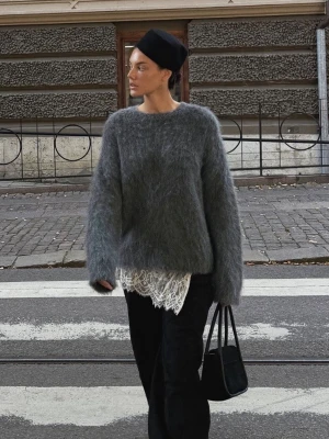 oversized stickad tröja - Mysig och trendig grå stickad tröja i alpackamix. Tröjan har långa ärmar och en oversized passform, perfekt för lager-på-lager och att matcha med jeans eller kjol. Nypris är 799, och tröjan är endast använd vid 2 tillfällen. 