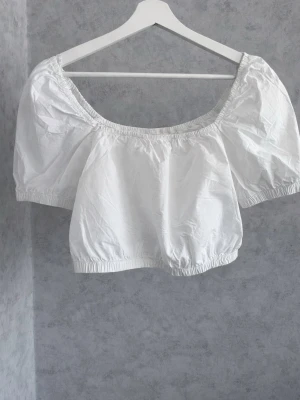 Vit croppad offshoulder topp - Jätte fin vit croppad topp med offshoulder-design och puffiga korta ärmar. Jätte fin till sommaren💓