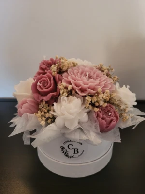 Ljusbukett - Dekorativ blombukett gjord av vax i en vit rund box. Buketten har detaljerade blommor i rosa, vitt och vinrött samt inslag av torkade småblommor. Perfekt som unik inredningsdetalj eller present. Kan göras i andra färger också. Doft av svag jamin. Stl s
