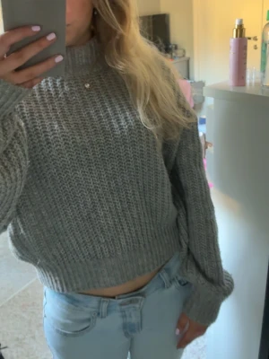 Grå stickad polotröja - Supersnygg stickad polotröja från H&M, använd 1-2 gånger. Perfekt i vår och sommar kvällar💗